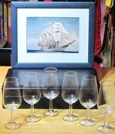 CAJA-6-COPAS-Y-FOTO-DE-BUQUE-ESCUELA-JUAN-SEBASTIAN-DE-ELCANO.jpg